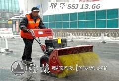 環(huán)衛(wèi)工人正使用掃雪機(jī) 環(huán)衛(wèi)工人正使用掃雪機(jī)